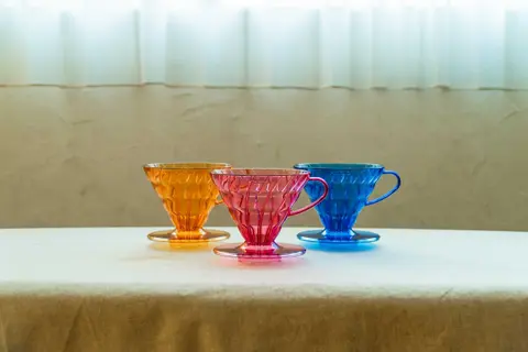 Hario JUICEE V60 02 Dripper – Renkli Filtre Kahve Demleme Aparatı (1–4 Fincan, Japonya)